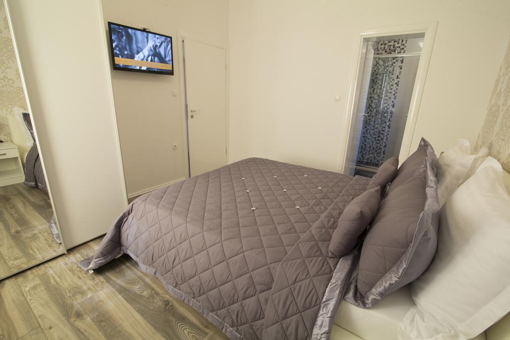 Villa Petra Apartment With Private Pool Макарска Екстериор снимка