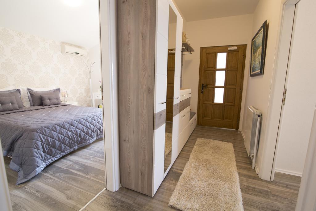 Villa Petra Apartment With Private Pool Макарска Екстериор снимка