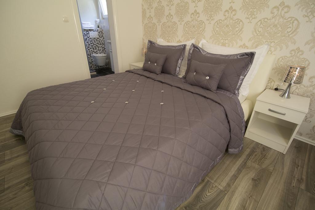 Villa Petra Apartment With Private Pool Макарска Екстериор снимка