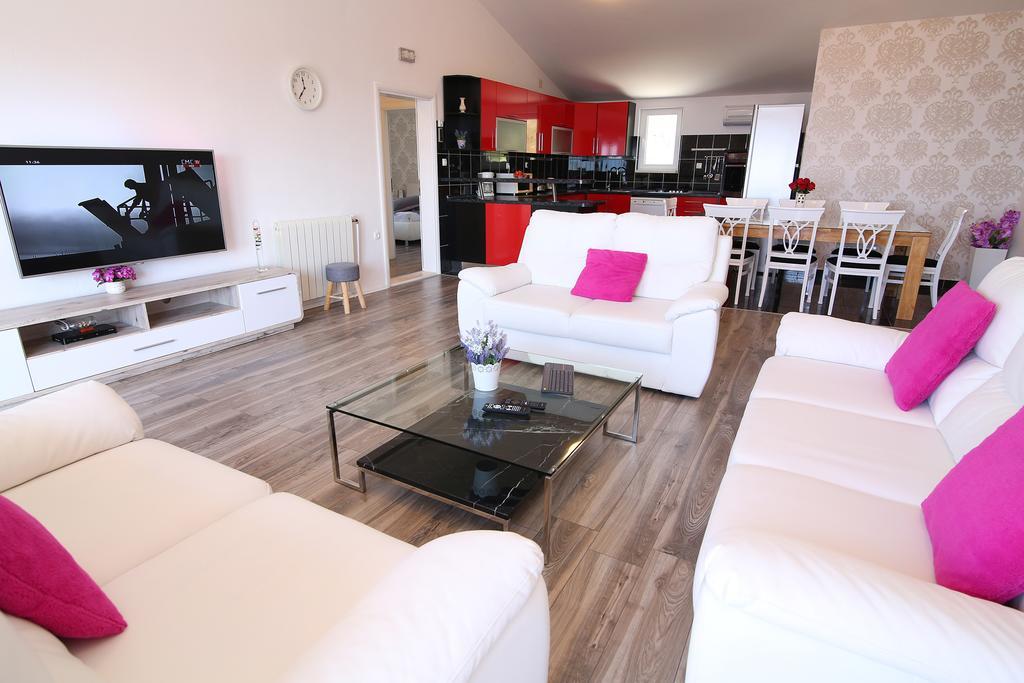 Villa Petra Apartment With Private Pool Макарска Екстериор снимка