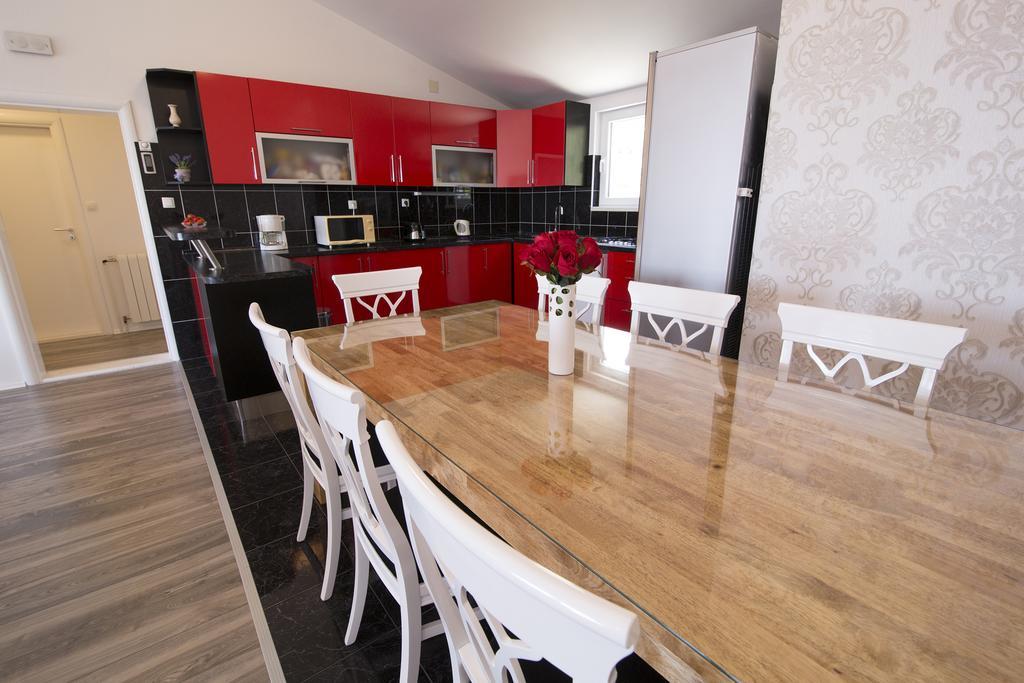 Villa Petra Apartment With Private Pool Макарска Екстериор снимка
