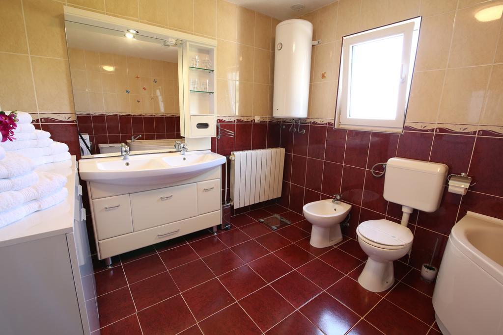 Villa Petra Apartment With Private Pool Макарска Екстериор снимка